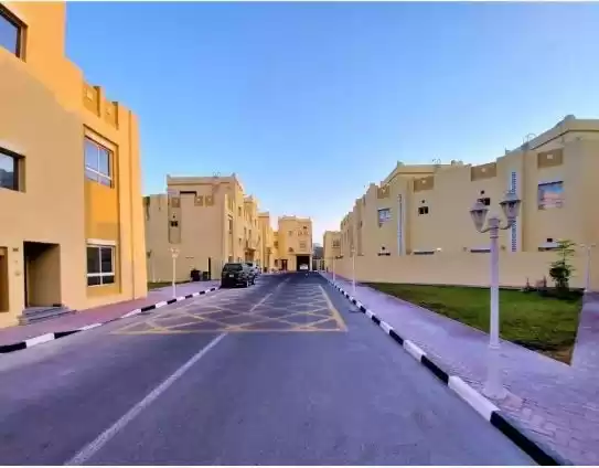 Résidentiel Propriété prête 5 chambres U / f Villa à Compound  a louer au Al-Sadd , Doha #13692 - 1  image 